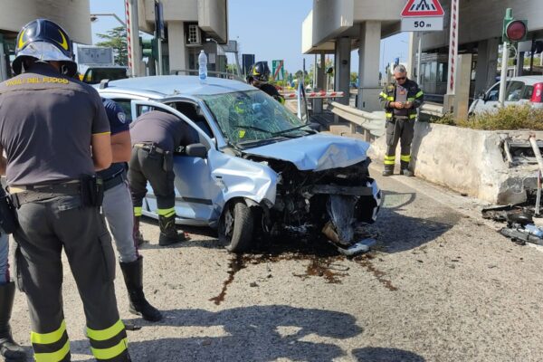 PATTI  – Perde il controllo della sua auto all’entrata dei caselli. Ragazzo trasportato in ospedale.